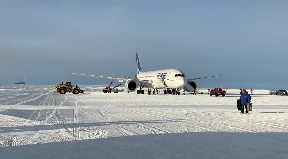 Kolejny przełom w wyprawach antarktycznych. Dreamliner wylądował na lodowym pasie2